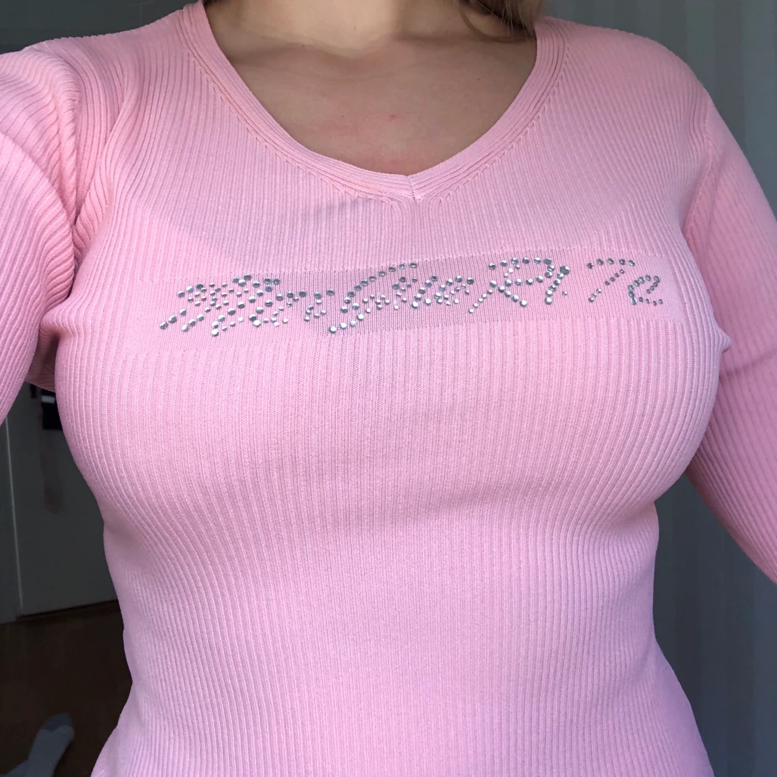 Rosa tröja med diamanter 