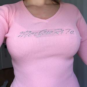 Så fin rosa långärmad tröja med diamanter på, lite mean girls vibe😳 köparen står för frakt!💞