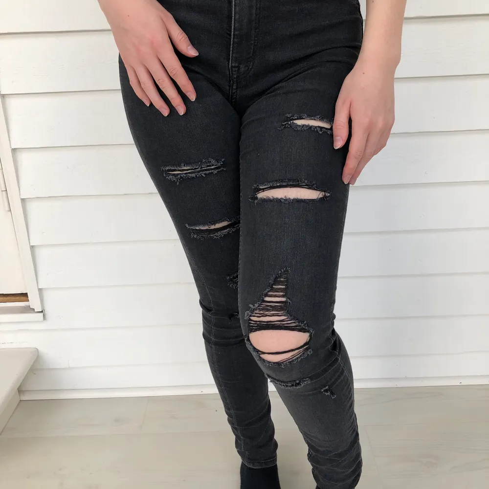Jeansen är köpta från H&M och är i storlek 36/S. Passar er som är runt 160 cm eller längre då dem är lite långa för mig som är 160 cm. Fint skick och är använda enbart ett fåtal gånger🖤👖. /A. Jeans & Byxor.