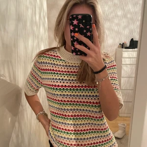 Virkad/stickad tröja - Säljer denna populära tshirten från zara som är färgglad och fin att ha på hösten. Den är oanvänd och i jättefint skick. Säljer pga att det inte är min stil längre. Nypris: 200kr, köp direkt för 150kr!!!✨✨