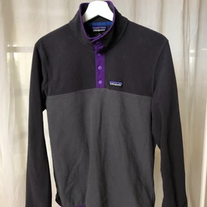 Patagonia fleece  - Säljer denna jättefina fleecetröja från patagonia. Den är använd men ändå i bra skick. Skriv gärna vid frågor eller för fler bilder 🥰 köparen står för frakt 