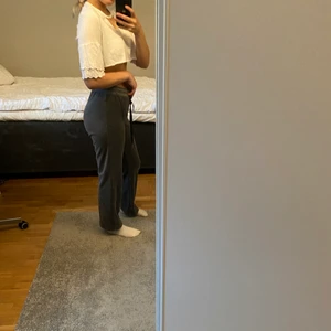 Avklippt vit tröja - Avklipp kort tröja