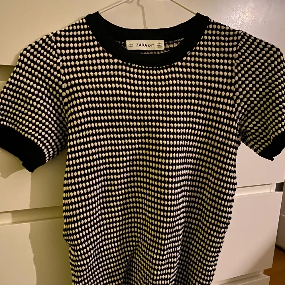 Zara tröja i storlek s, aldrig använd. Säljer pga utrensning        BUD: 160kr . T-shirts.