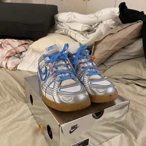 Nike Off White Rubber Dunks - Nike X Off White i storlek 44. Försiktigt använda men inga skador förutom smuts. 