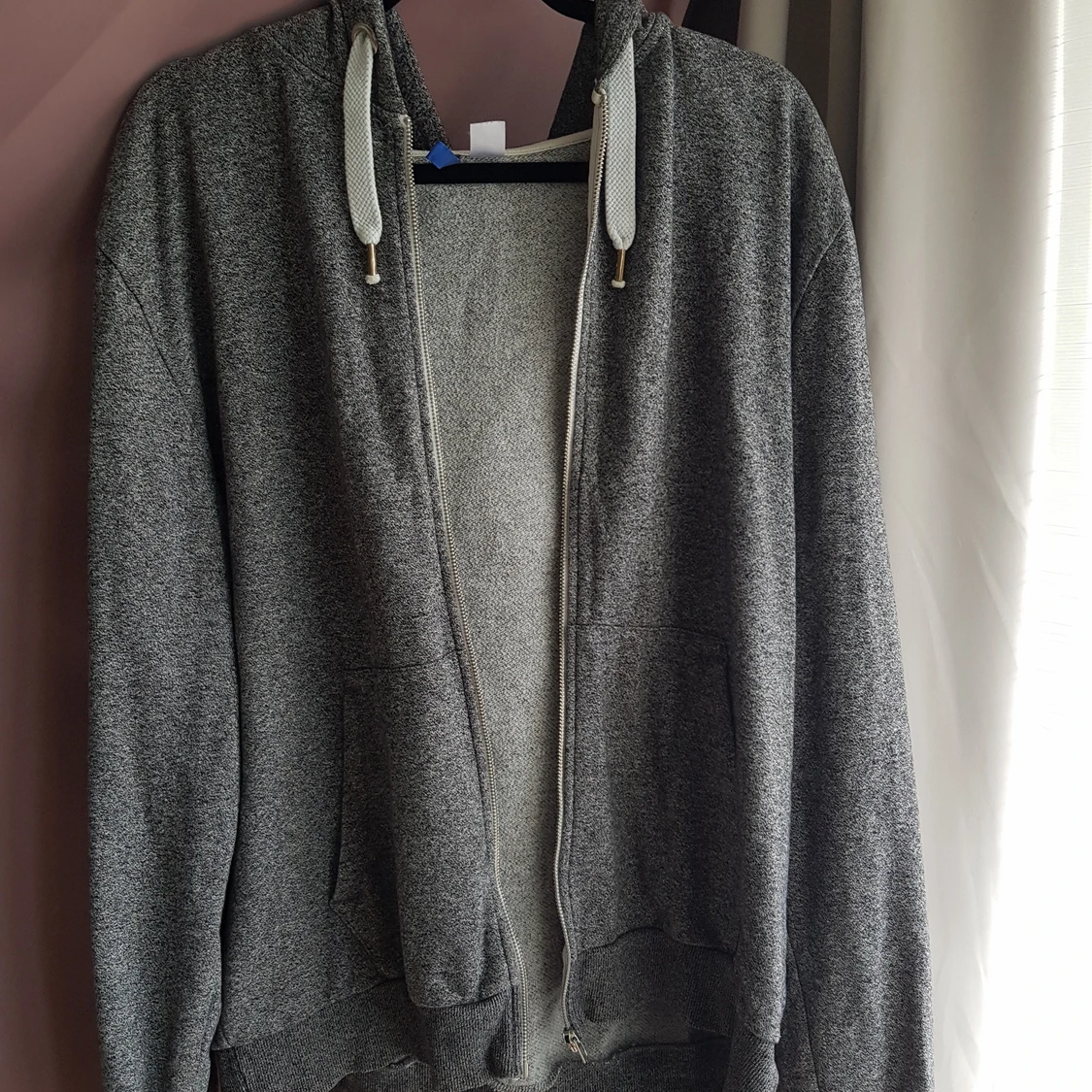 Grå hoodie