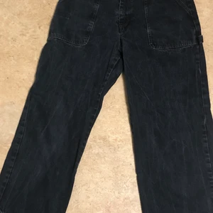 Svarta byxor - Ett par svarta baggy jens knappt använda 