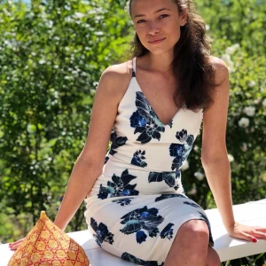 Högt älskad klänning säljes - Superfin klänning som tjänat mig troget under många speciella tillfällen så som bröllop och dop. Mycket fint skick. Väldigt fin form och ”går in” i midjan. Strl 34. Passar ej den storbystade skulle jag säga.