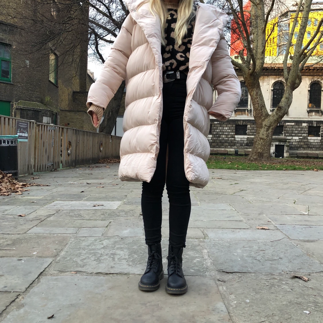 Beige dunjacka med luva - 90