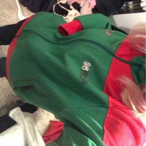 Zip tröja - Snygg puma kofta som jag köpte på Beyond retro för 400kr. Den e i bra skick och allt👍 pris går att diskutera, skriv om du har några frågor elr vill ha fler bilder💕