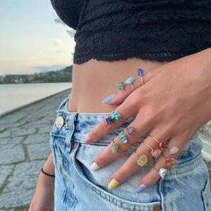 Kristallringar - Vi gör kristallringar på beställning i både guld och silver🤍 Dom är justerbara men skicka diametern på en ring du tycker om för att den ska passa som bäst på ditt finger💞 Alla stenar är unika och därför ser alla olika ut💞 Ringarna är indelade i olika grupper så när du köper en ring skänker du till just den välgörenheten och bidrar till en bättre värld💞 GRATIS FRAKT!  kolla gärna in våra andra smycken också!🥰❤️