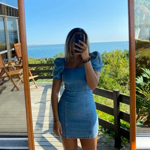 Jeans klänning - Säljer denna superfina och perfektaste jeans klänningen från Hm. Storlek 36, aldrig använd.💞💞 Frakten står du för själv🥰 