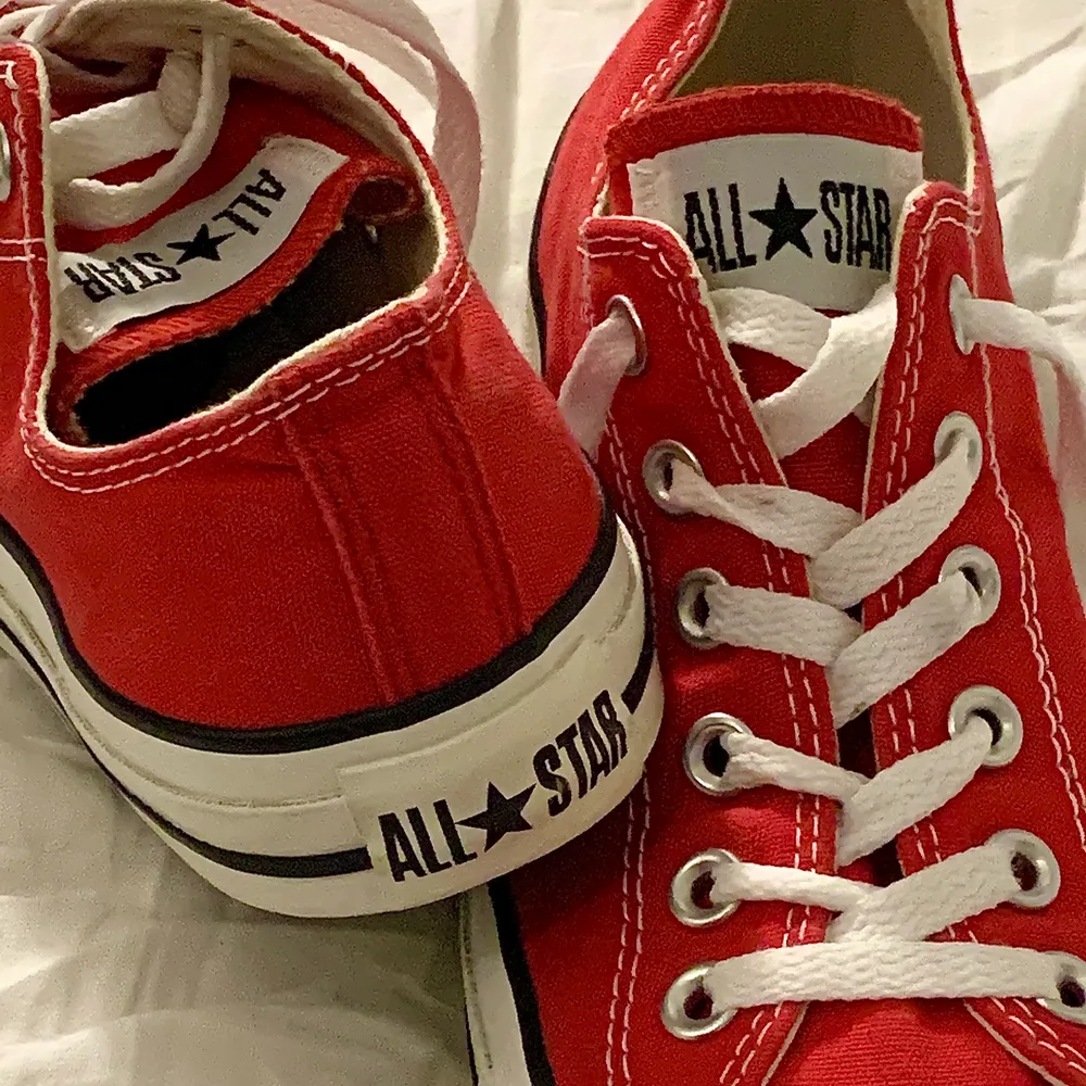 supersnygga röda låga all star converse. trendiga, lite använda men bra skick! säljer då dom inte har kommit till min användning. köpare står för frakt <3 kommentera eller skriv privat för intresse/förslag på pris! . Skor.