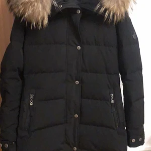 Hollies Subway storlek 40 - Hollies Subway. Storlek 40/M. Köpt 2021 från miinto för 5000, kvitto finns, använd en månad och inga skador! Pris diskuteras vid snabb affär.