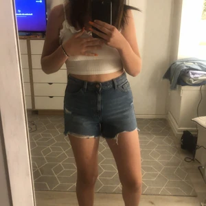 Jeans shorts  - Blåa jeans shorts med slitningar, sitter bra på mig som vanligt vis brukar ha s i byxor