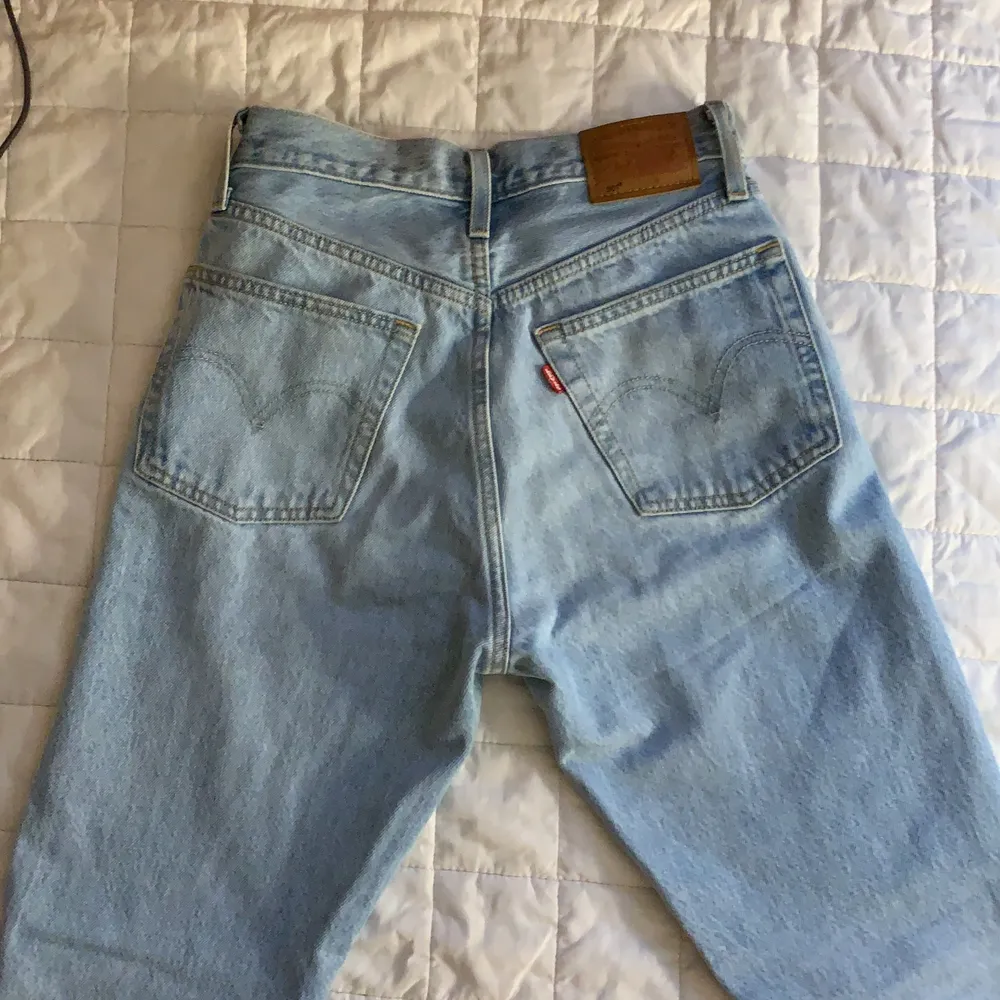 Ljusblåa Levis 501 jeans i nyskick! Säljer pga för små och därför aldrig använda. Jeansen är i storlek W26 L28(86cm). Org pris 1100kr och säljer för 500kr och uppåt!. Jeans & Byxor.