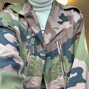 Säljer en militär jacka - Säljer denna Quatre filles jacka, inga skråmor mer än att färgen är lite urtvättad. Onesize/ M, jag har normal xs och är 155cm. Nypris: 2500kr.