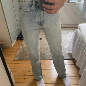 Så fina jeans med en rak passform som är i ett väldigt bra skick! Skriv till mig vid intresse!💞