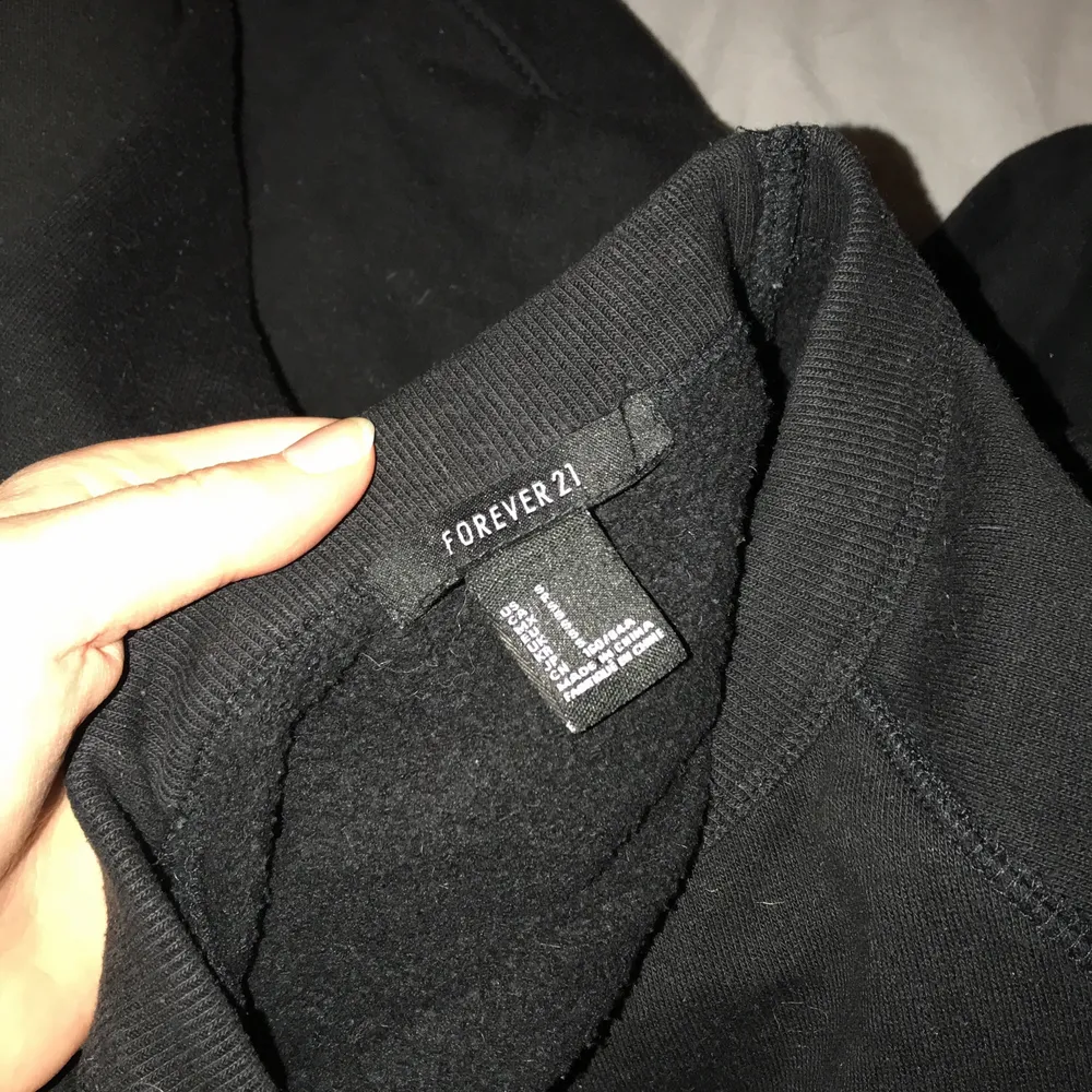 Snygg svart tröja/collegetröja med tryck på (ser ut som sprayat på), köptes i London för flera år sen på Forever 21! Kommer aldrig till användning tyvärr. 💘💞 Jag är oftast i storlek S . Tröjor & Koftor.