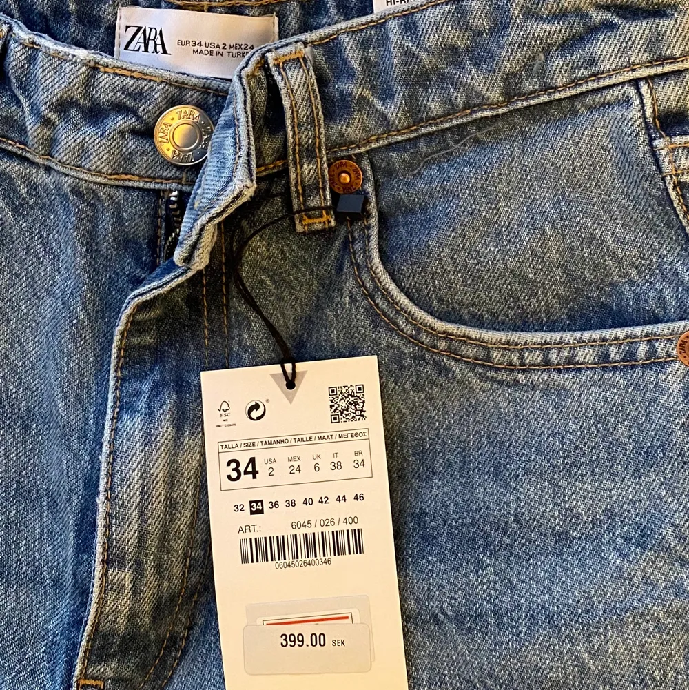 assnygga zara jeans, helt oanvända med alla lappar kvar! går ända till golvet för mig som är 168, hör av er vid intresse eller frågor <3. Jeans & Byxor.