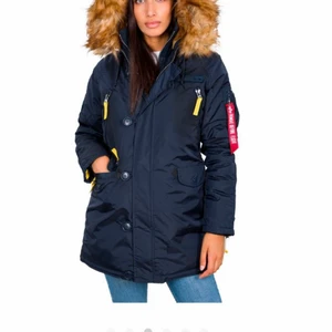 Alpha industries vinterjacka -  Endast använd en vinter så den är i väldigt bra skick. Otroligt varm, två dragkedjor så du kan dra upp till halsen innan du stänger den helt. Finns även snören att dra åt i midjan för mer figurnära passform