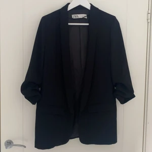 Zara kavaj  - Svart kavaj från Zara. Aldrig använd. 