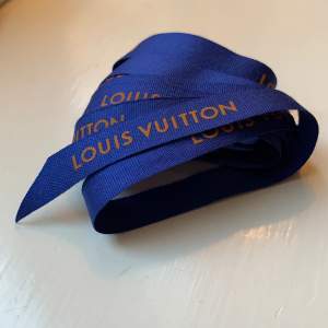 Band som suttit runt en kartong ifrån Louis Vuitton 🌟 ca 140 cm långt