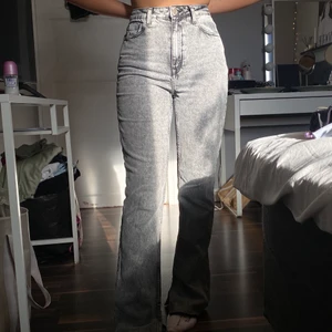 Jeans med slits - Gråa jeans med slits från zara. Säljer pga att de va lite för stora. De är långa för mig som är 160. Buda på!