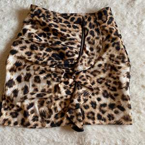 Supersöt Leopard kjol från Bik Bok i strl s med dragkedja och  volang. Mycket bra skick!