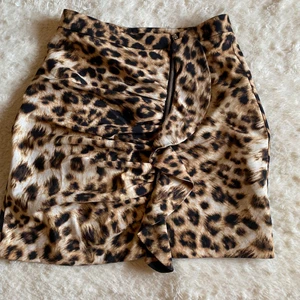Leopard kjol  - Supersöt Leopard kjol från Bik Bok i strl s med dragkedja och  volang. Mycket bra skick!