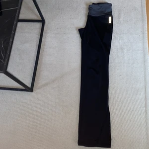 Yoga pants från Reebok  - Yoga pants, raka byxor i träningsmaterial från reebok, jättefint skick, använda fåtal gånger!