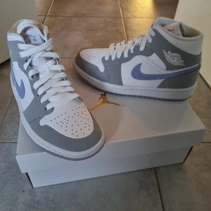 Jordan 1 Grey Wolf - Super snygga Jordan 1's i storlek 36.5.                            HELT NYA aldrig använda. Företaget som jag beställde av skickade fel storlek. Skicka ett meddelande så kan vi diskutera pris. Köparen står för frakten och kan även mötas upp i Umeå-trakterna.