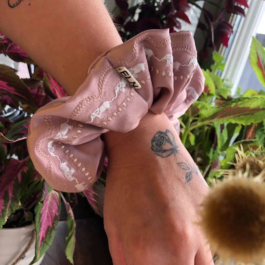 Exklusiv broderad scrunchie  - 90