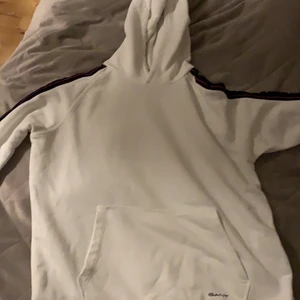 Gant hoodie size 170 cm/ 15 years - Tröjan är 2 år gammal och har använts ett fåtal gånger. Den är ej missfärjad och har inga fläckar