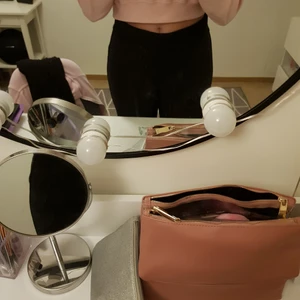 Joggers, mjukis - Säljer mina svarta joggers, men som jag använt som mjukis. Dem är inte använda så mycket, så bra skick. Dem syns inte igenom och säljer endast pga ingen användning av dem, och vill bara bli av med dem. Kan mötas upp och skicka om köparen står för frakten!🖤 (: