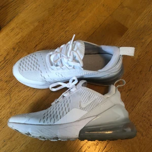 Nike strl 36,5 - Vita Nike strl 36,5. Använda ett fåtal ggr. 