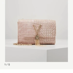 Rosa Valentino väska - Använd en gång på bröllop. En läcker liten väska som lyfter alla outfits! 