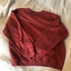 Nike sweatshirt  - Perfekt nu till hösten och vintern, säljer då jag inte använt. Köpare står för frakt. Storlek L så den sitter perfekt overzised ⚠️ OM DU VINNER BUDGIVNINGEN MÅSTE DU GENOMFÖRA BETALNING⚠️ köp direkt för 300 + frakt 