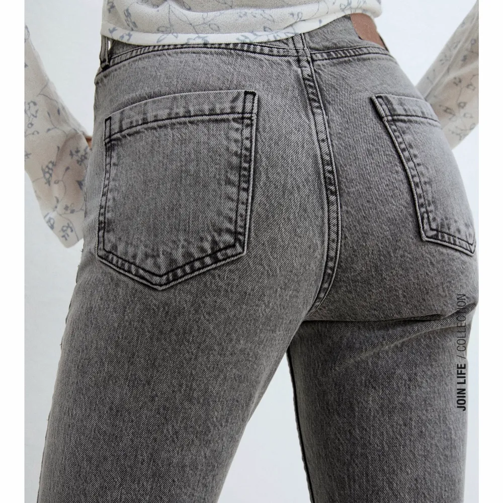 Säljer dessa ’High Rise Flare Faded Slim Jeans” i färgen grå då det inte kom till användning, köptes för cirka 360kr liknande bootcut. Men tyvärr når jeansen ner till marken på mig som är 168 lång!. Jeans & Byxor.