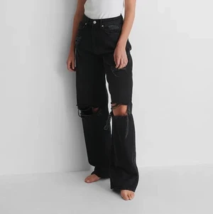 Slitna svarta jeans - Dessa snygga jeans från NAKD som tyvärr är för små för mig. Jag är 180 och jag skulle säga att de passar på någon under 175 då de för mig dels är för korta och hålen hamnar lite ovanför knäna haha. Jättesnygga slitningar. Använda på nyår och inget mer än det. Köpta för 499.