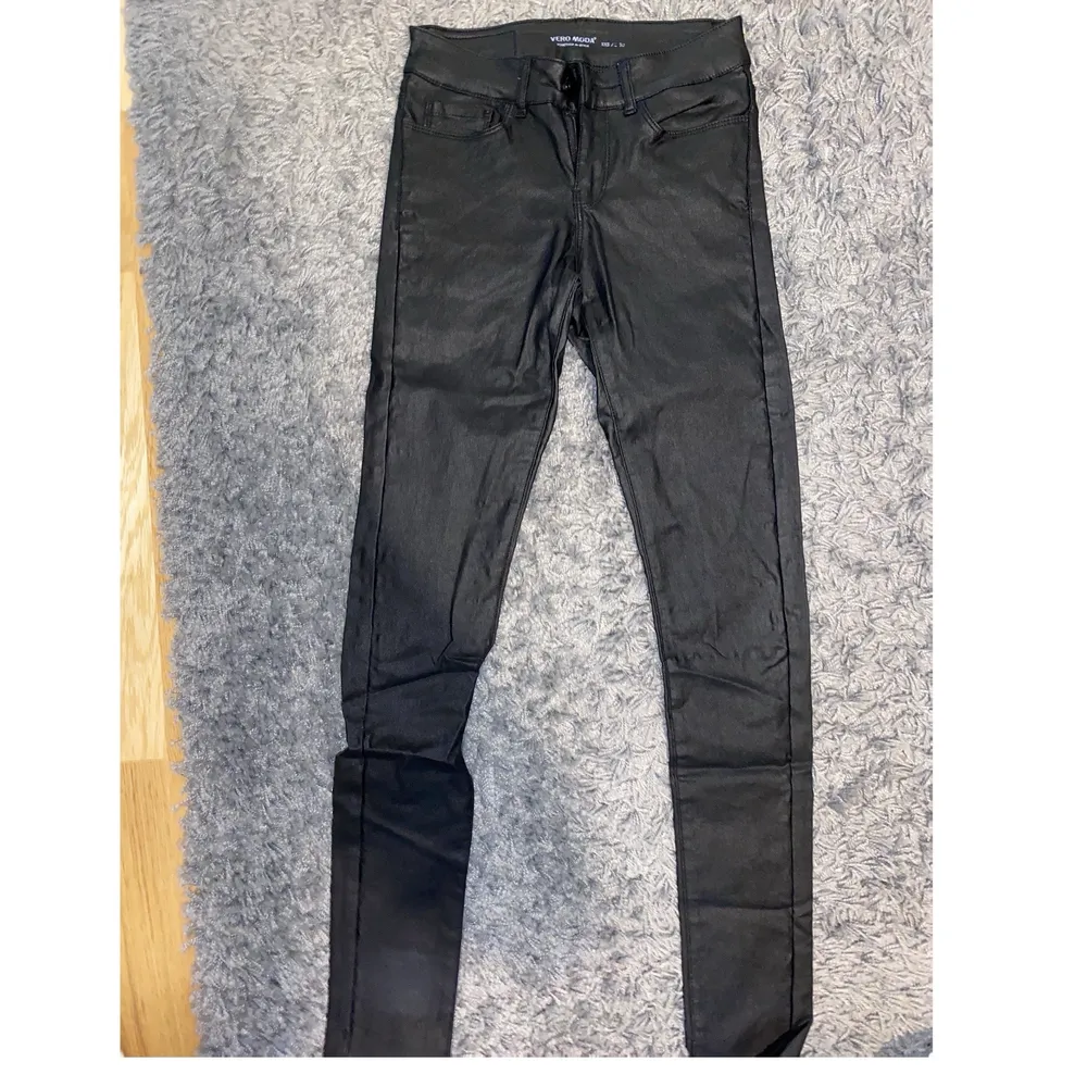 Skinnbyxor från Vero Moda, storlek xxs och längd 30. Säljs på grund av för små😭 passar till allt😍. Jeans & Byxor.