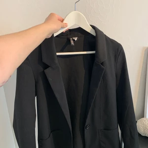 Kavaj - Svart kavaj/blazer från H&M i strl 34. Köpare står för frakt💕