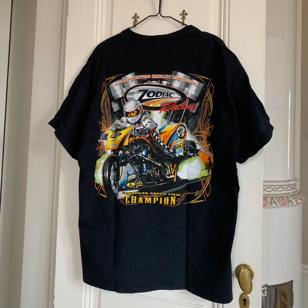 Oversized t-shirt med Harley Davidson tryck på. Storleken är nog XL/XXL men funkar fint på mig som är S. Säljer då den inte används längre . T-shirts.