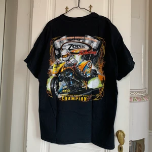 Harley Davidson tee - Oversized t-shirt med Harley Davidson tryck på. Storleken är nog XL/XXL men funkar fint på mig som är S. Säljer då den inte används längre 