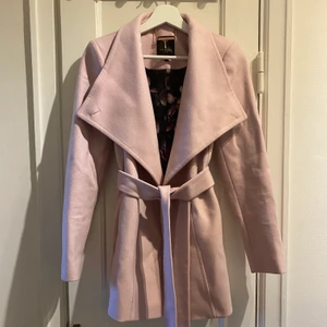 Ted Baker jacka XS - Säljer min älskade Ted Baker jacka då den blivit för liten för mig, köpt på Ted Baker i London, Knightsbridge. Köpte för ca 2500kr Säljer för 800kr   Superfin babyrosa färg, roseguld detaljer, perfekt på vår/höst.  Pris kan diskuteras vid snabb affär.   Finns i Göteborg.