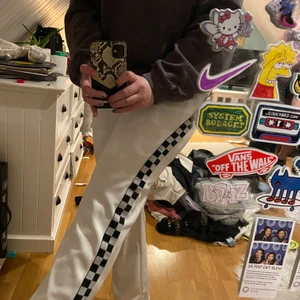 Kostymbyxor - Ett par skit snygga mjukis kostym byxor med snygg detalj värdens skönaste byxor men sitter lite tajt på mig vilket jag inte gillar dom är ganska långa