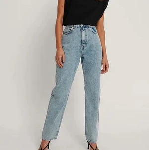 Jeans NA-KD - Skit fina jeans från nakd i modellen straight med högmidja, säljer då dem aldrig kommer till användning. Helt nytt skick 
