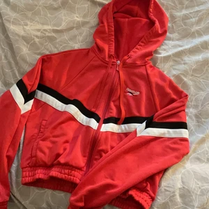 Reebok träningströja - Mycket fint skick, knappt använd. Halvt kroppad. 