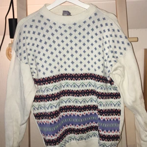 Fin stickad tröja - Fin stickad tröja med fina färgglada detaljer och som är i väldigt bra skick. Frakten delas på!