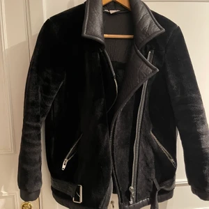 Svart bikerjacka - Svarta jacka i ull imitation, stel 38/M, använd väldigt sparsamt. Skriv för fler bilder. 250 inklusive frakt