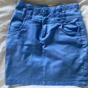 2000s kjol - 20tals inspirerad kjol! Så söt men tyvärr för liten för mig så har inga bilder på🥺 möts på söder annars står köparen för frakt på 45kr❤️